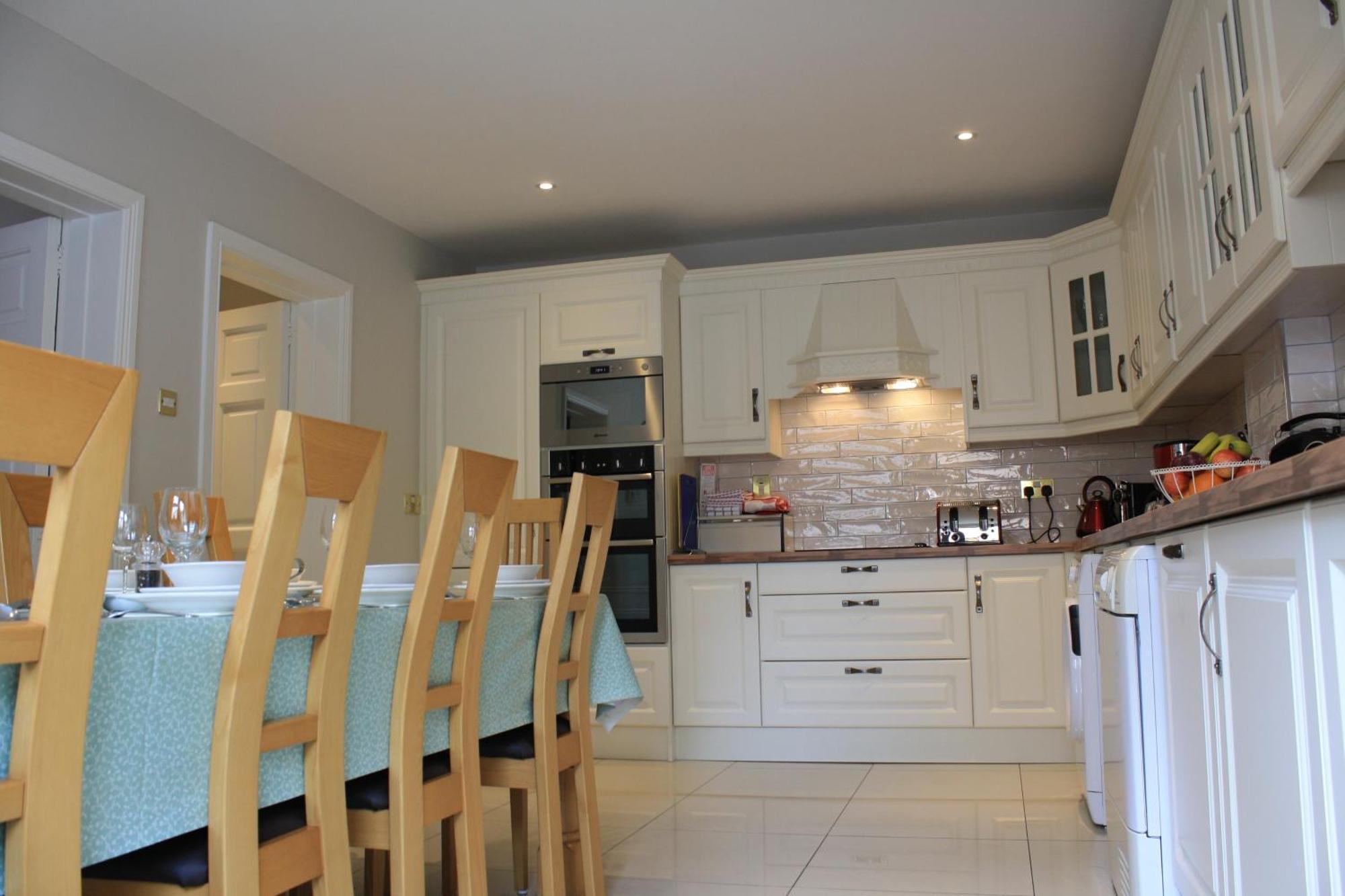 Holiday home Town Centre Location With Free Private Parking -wifi - Entire With 4 Bedrooms Ensuite - Sleeps 9 Killarney