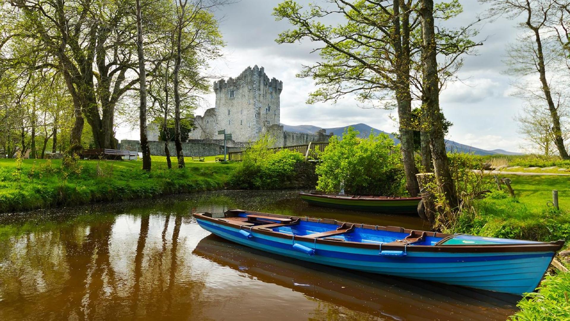 Holiday home Town Centre Location With Free Private Parking -wifi - Entire With 4 Bedrooms Ensuite - Sleeps 9 Killarney