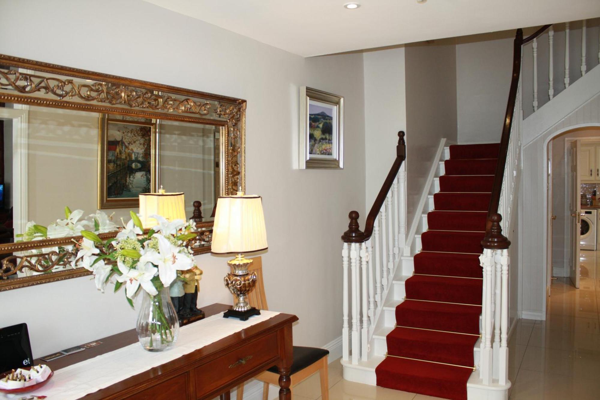 Town Centre Location With Free Private Parking -wifi - Entire With 4 Bedrooms Ensuite - Sleeps 9 * Killarney