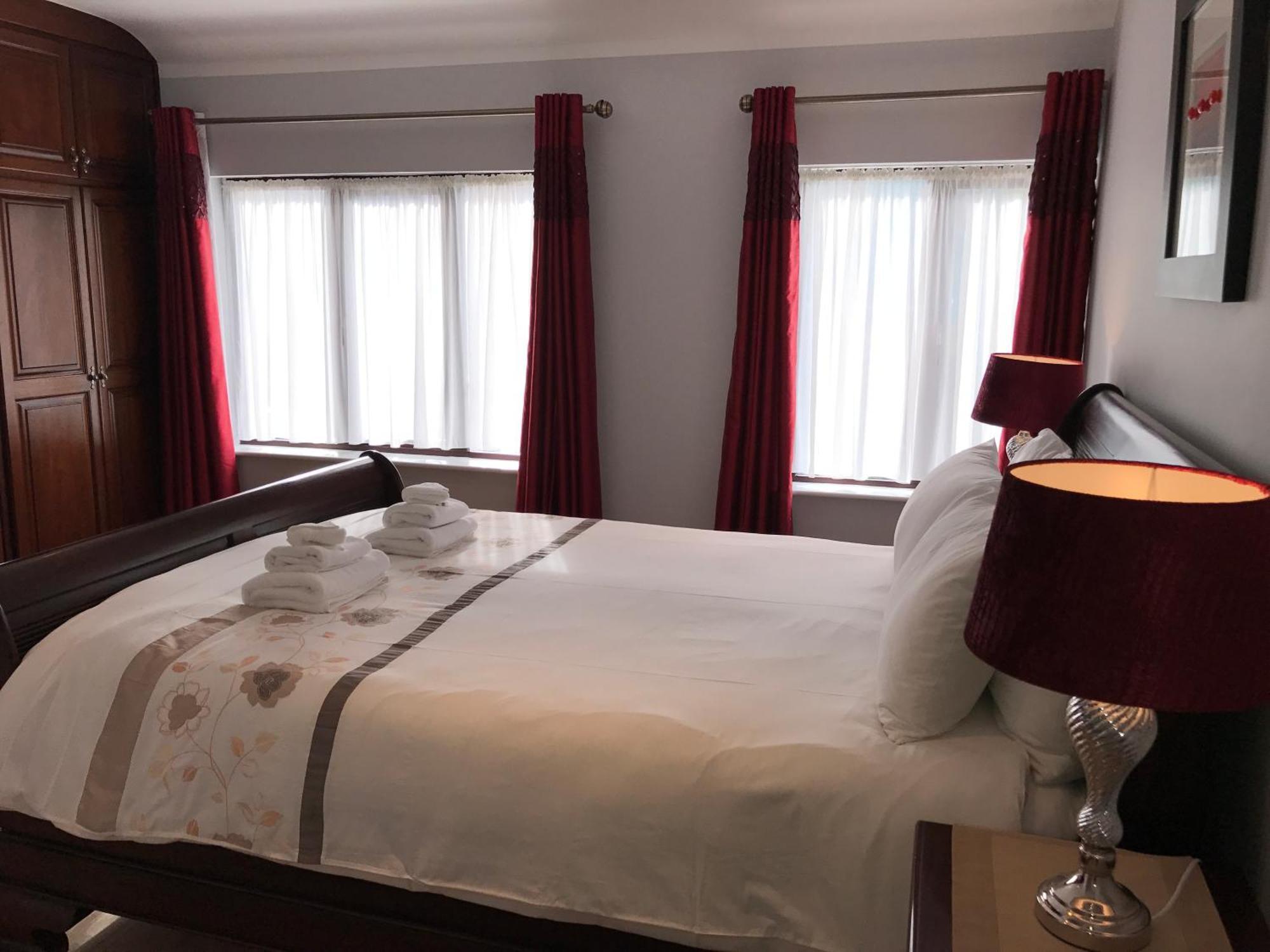 Town Centre Location With Free Private Parking -wifi - Entire With 4 Bedrooms Ensuite - Sleeps 9