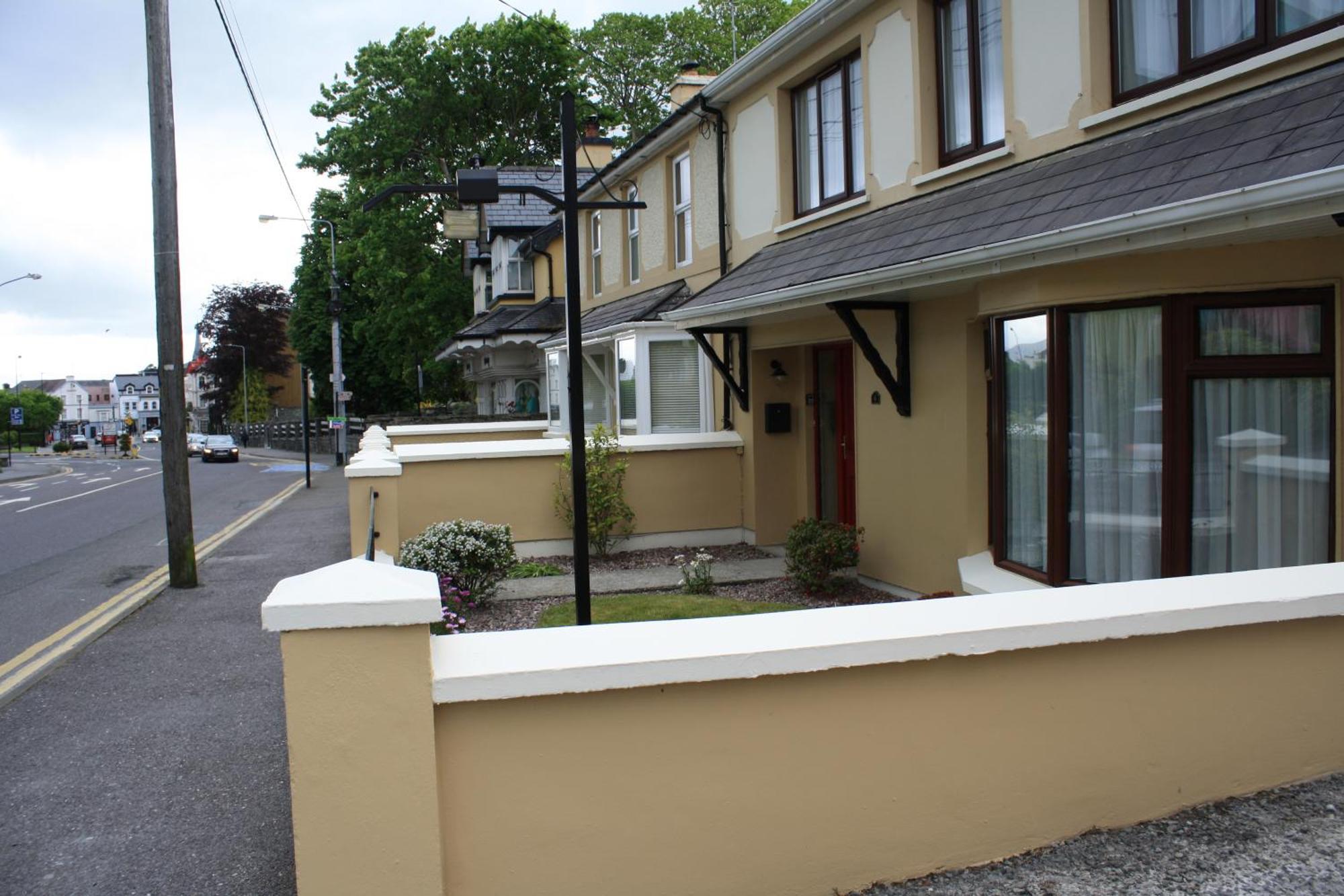 Town Centre Location With Free Private Parking -wifi - Entire With 4 Bedrooms Ensuite - Sleeps 9 * Killarney