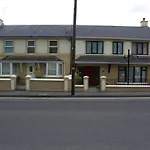 Town Centre Location -Free Private Parking -Luxury 4 Bedroom House All En-Suite With Power Showers -Full Kitchen, 2 Living Rooms - Great Location - Shops And Restaurants 3-Minute Walk -Fast Wi-Fi -Sleeps 9 Guests