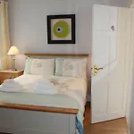 Town Centre Location -Free Private Parking -Luxury 4 Bedroom House All En-Suite With Power Showers -Full Kitchen, 2 Living Rooms - Great Location - Shops And Restaurants 3-Minute Walk -Fast Wi-Fi -Sleeps 9 Guests