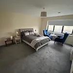 1 Luxurious Room In Family Home