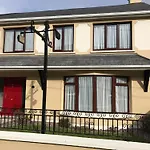 Town Centre Location With Free Private Parking -Wifi - Entire Home With 4 Bedrooms All Ensuite - Sleeps 9