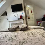 V93C9R0 Stone View Wonderful Spacious Two Bed Attic Rooms Private Entrance Private Bathroom With Kitchenette