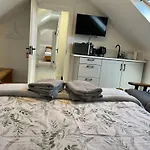 V93C9R0 Stone View Wonderful Spacious Two Bed Attic Rooms Private Entrance Private Bathroom With Kitchenette