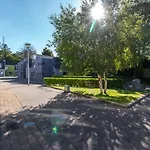 No 2 The Avenue