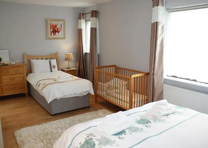 Town Centre Location -Free Private Parking -Luxury 4 Bedroom House All En-Suite With Power Showers -Full Kitchen, 2 Living Rooms - Great Location - Shops And Restaurants 3-Minute Walk -Fast Wi-Fi -Sleeps 9 Guests