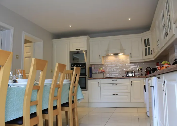 Town Centre Location With Free Private Parking -Wifi - Entire Home With 4 Bedrooms All Ensuite - Sleeps 9