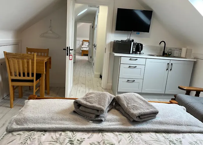 V93C9R0 Stone View Wonderful Spacious Two Bed Attic Rooms Private Entrance Private Bathroom With Kitchenette