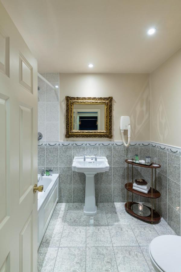 Earls Court House Guest house 4*