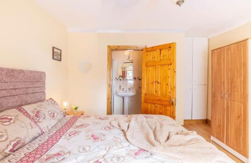 Katie Dalys Beaufort Holiday home *