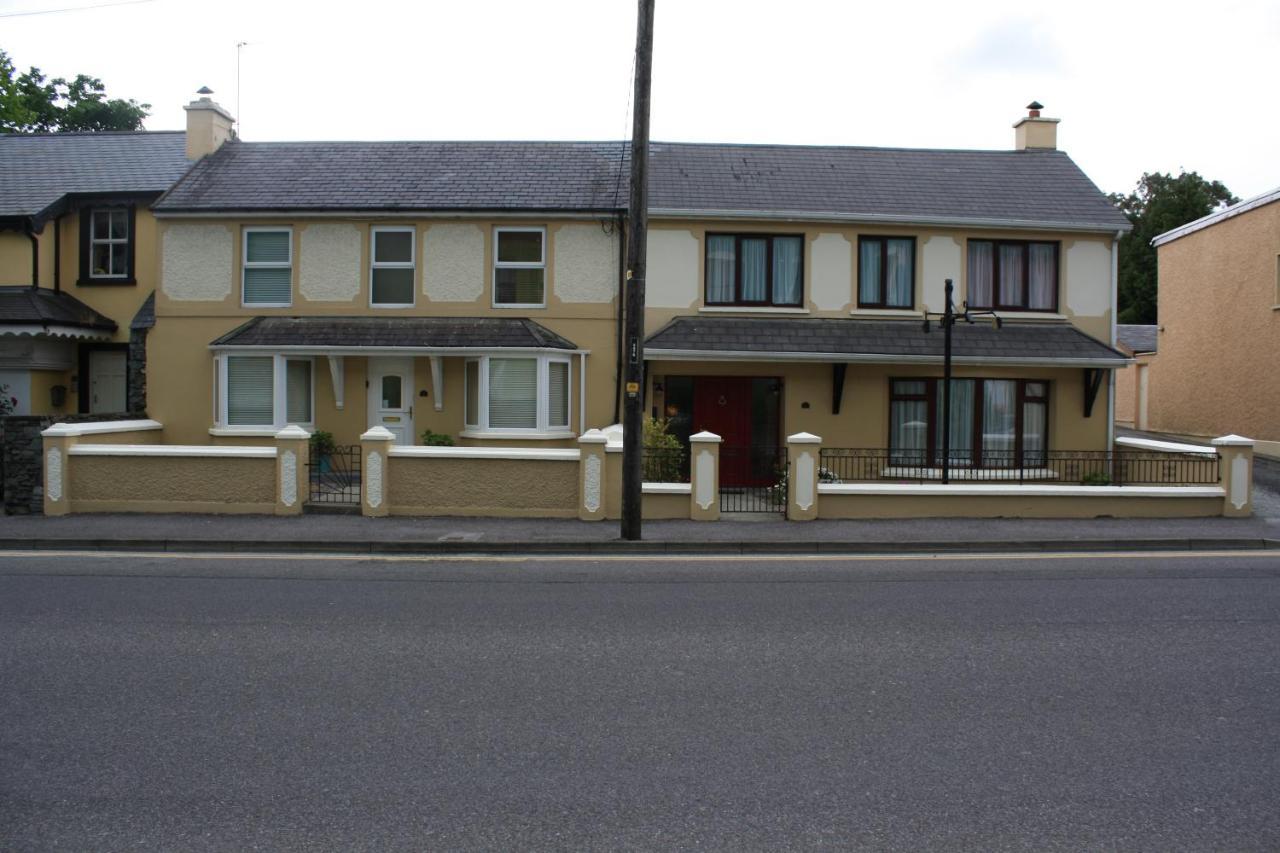 Town Centre Location -Free Private Parking -Luxury 4 Bedroom House All En-Suite With Power Showers -Full Kitchen, 2 Living Rooms - Great Location - Shops And Restaurants 3-Minute Walk -Fast Wi-Fi -Sleeps 9 Guests Holiday home *