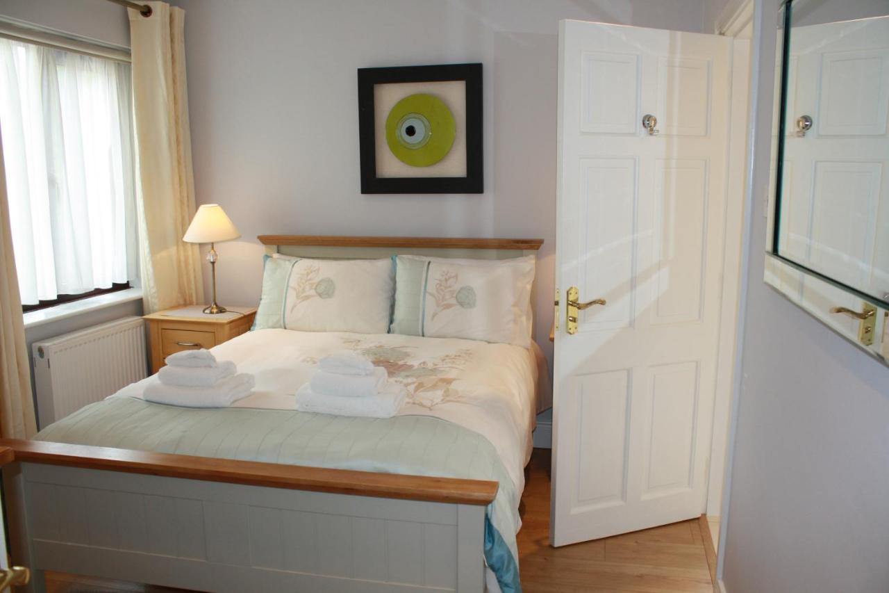 Town Centre Location -Free Private Parking -Luxury 4 Bedroom House All En-Suite With Power Showers -Full Kitchen, 2 Living Rooms - Great Location - Shops And Restaurants 3-Minute Walk -Fast Wi-Fi -Sleeps 9 Guests Holiday home