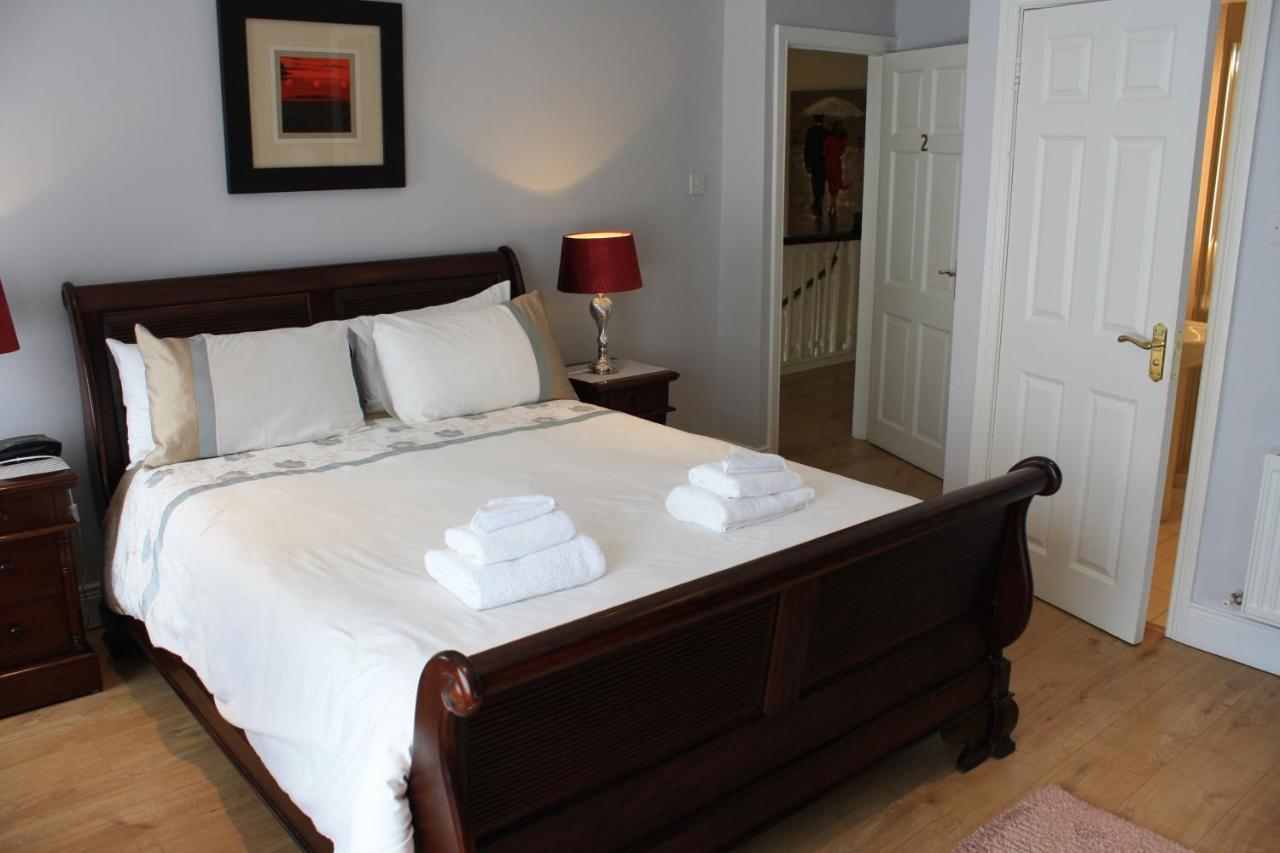 Town Centre Location -Free Private Parking -Luxury 4 Bedroom House All En-Suite With Power Showers -Full Kitchen, 2 Living Rooms - Great Location - Shops And Restaurants 3-Minute Walk -Fast Wi-Fi -Sleeps 9 Guests Killarney