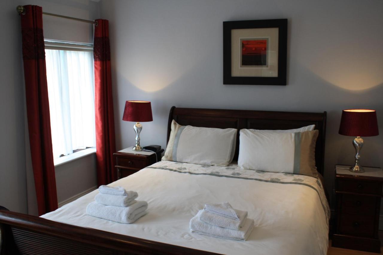 Holiday home Town Centre Location -Free Private Parking -Luxury 4 Bedroom House All En-Suite With Power Showers -Full Kitchen, 2 Living Rooms - Great Location - Shops And Restaurants 3-Minute Walk -Fast Wi-Fi -Sleeps 9 Guests Killarney