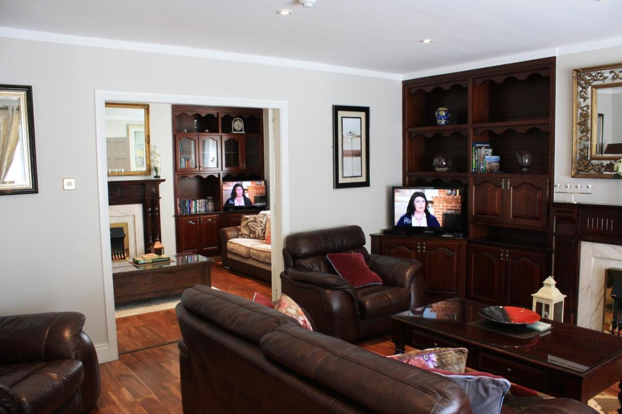 Town Centre Location -Free Private Parking -Luxury 4 Bedroom House All En-Suite With Power Showers -Full Kitchen, 2 Living Rooms - Great Location - Shops And Restaurants 3-Minute Walk -Fast Wi-Fi -Sleeps 9 Guests Killarney