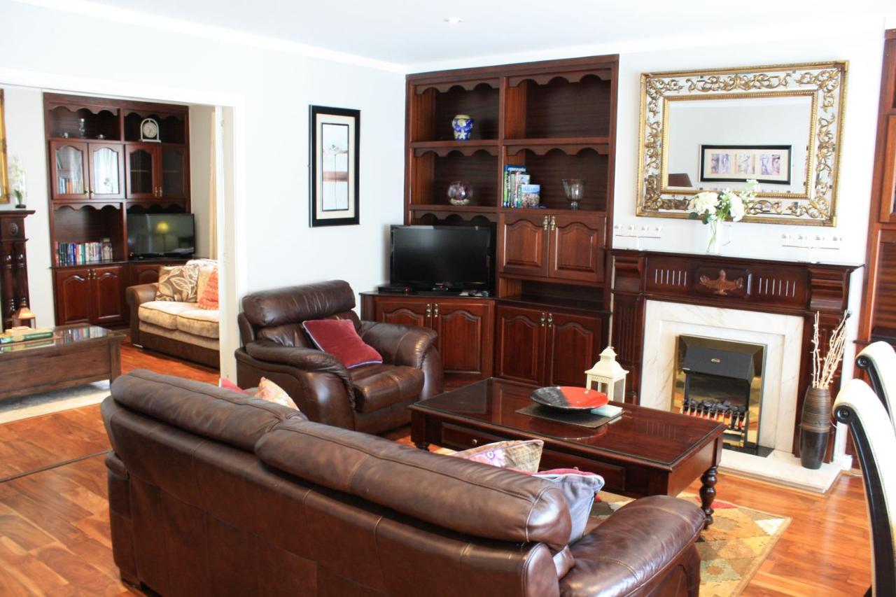 Town Centre Location -Free Private Parking -Luxury 4 Bedroom House All En-Suite With Power Showers -Full Kitchen, 2 Living Rooms - Great Location - Shops And Restaurants 3-Minute Walk -Fast Wi-Fi -Sleeps 9 Guests Holiday home