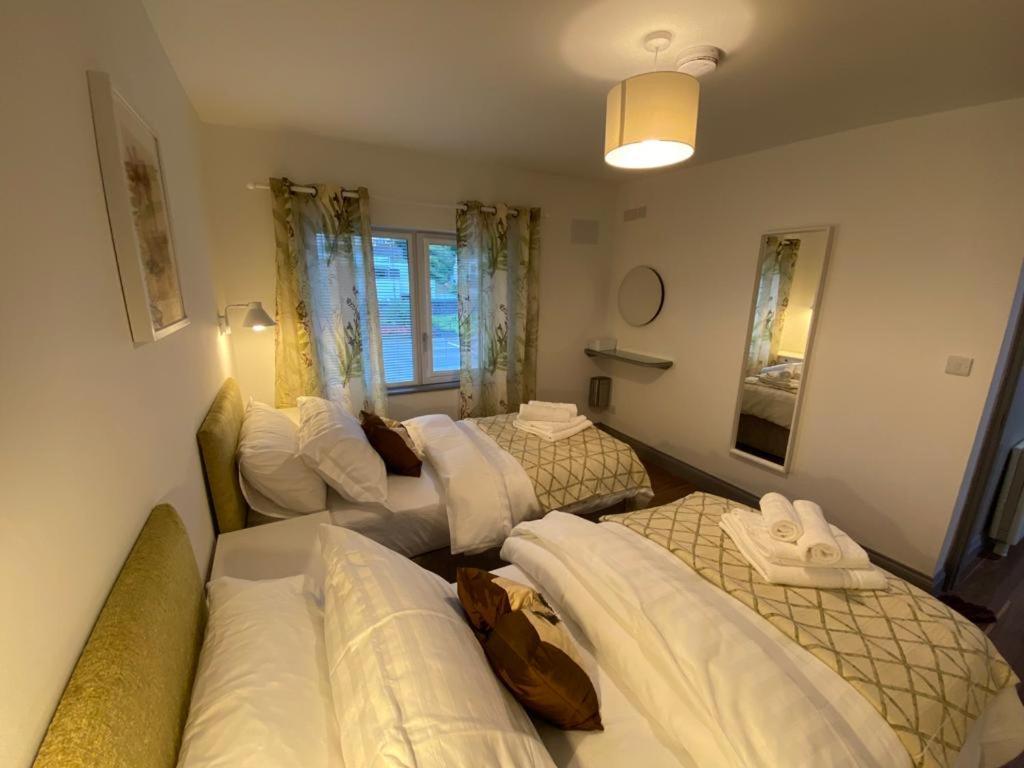 Location Location - Gorgeous 3 Bed In Apartment *
