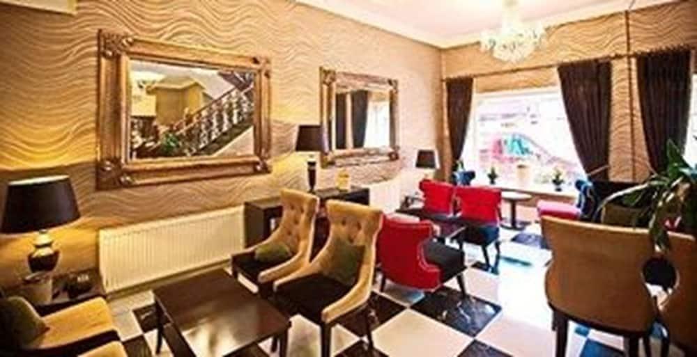 Eviston House 3*