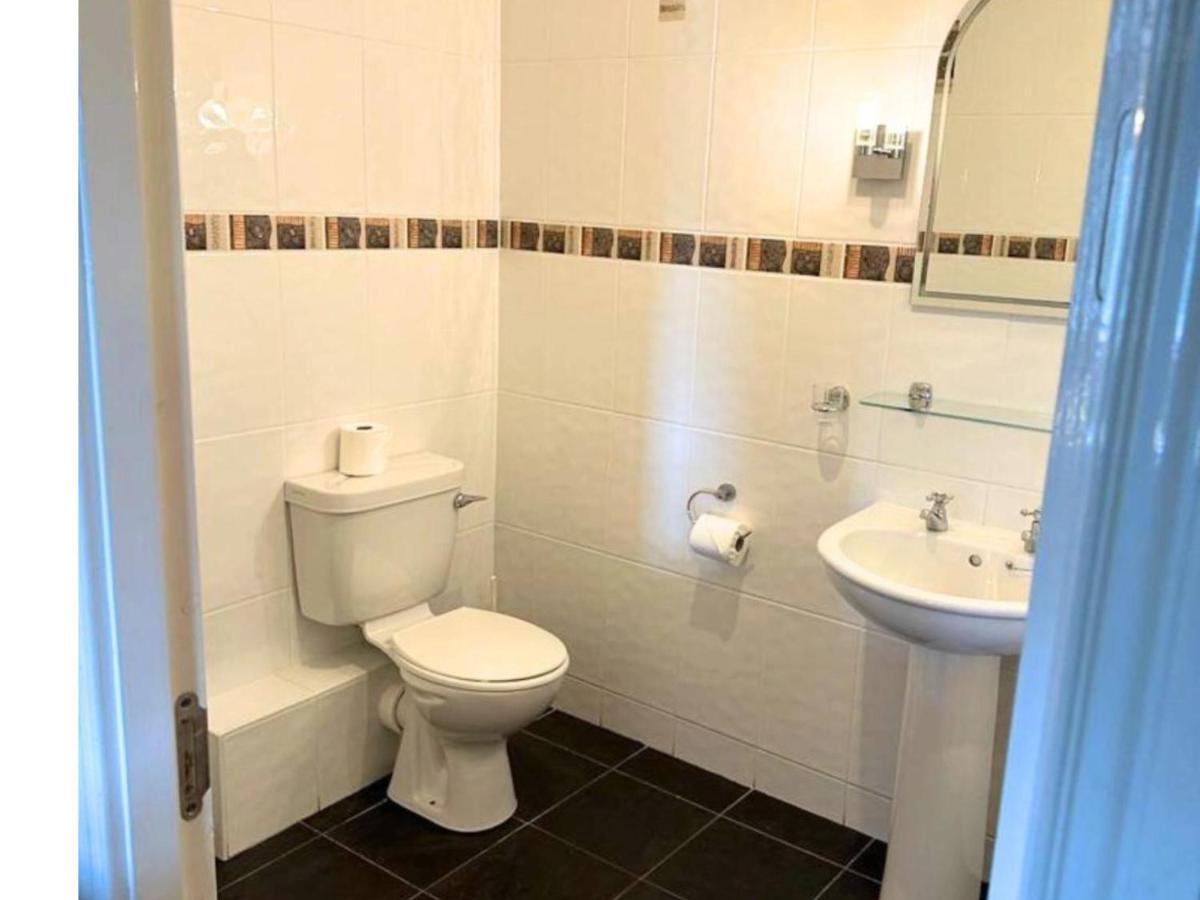 Spacious 2 Bedroom In Apartment *