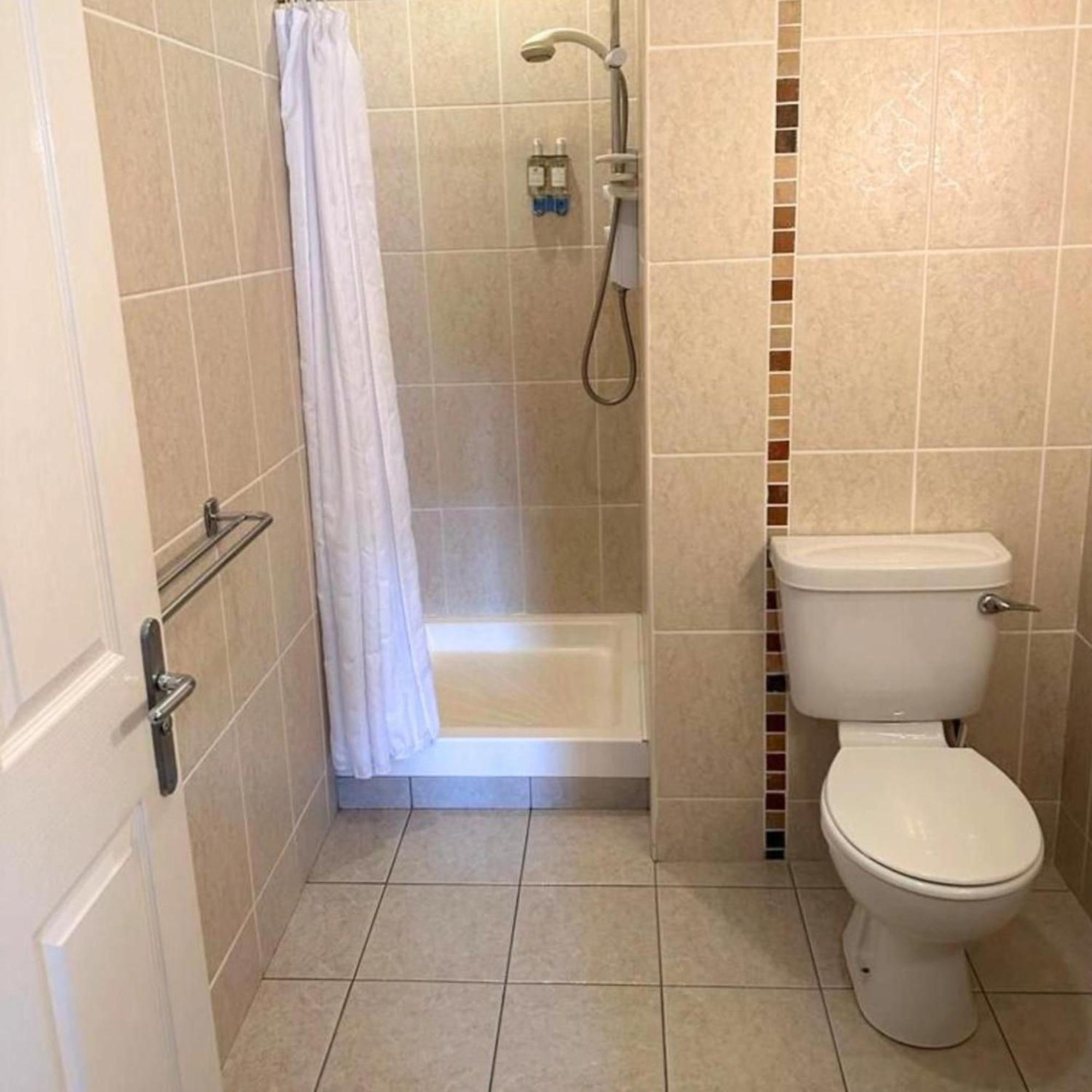 Spacious 2 Bedroom In Apartment *