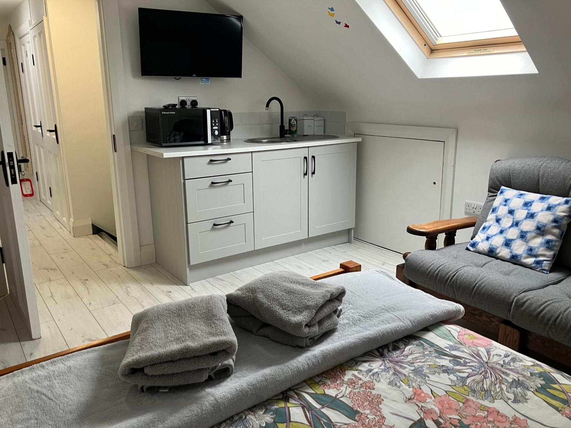 V93c9r0 Stone View Wonderful Spacious Two Bed Attic Private Entrance Private Bathroom With Kitchenette Killarney