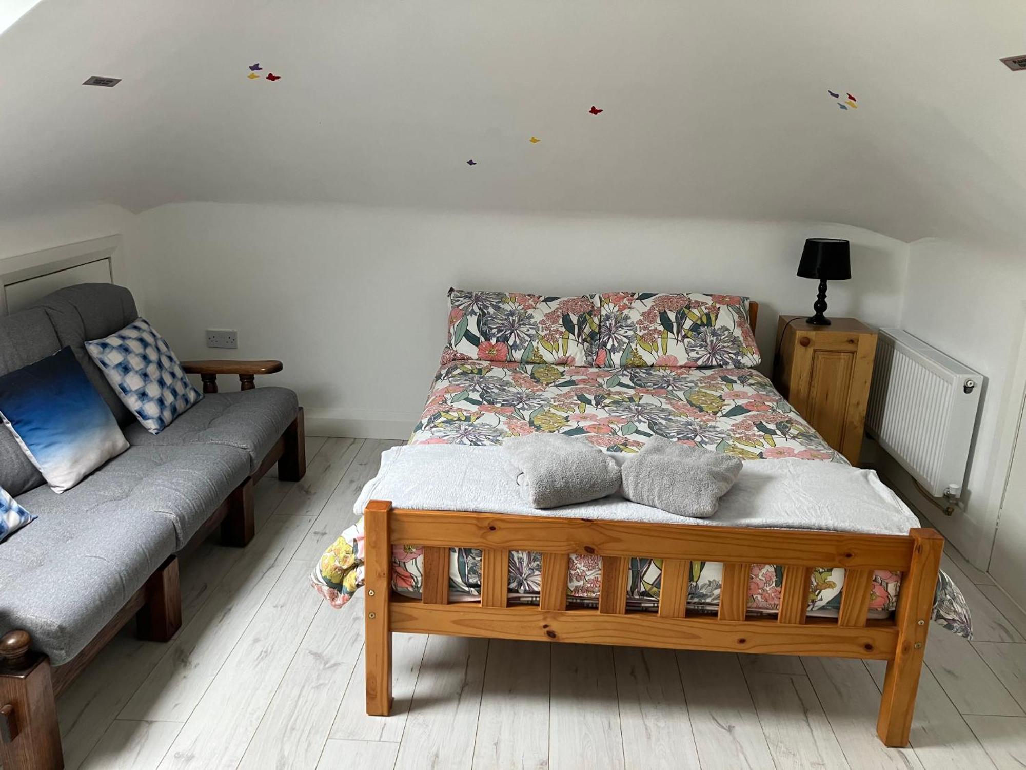 V93c9r0 Stone View Wonderful Spacious Two Bed Attic Private Entrance Private Bathroom With Kitchenette * Killarney