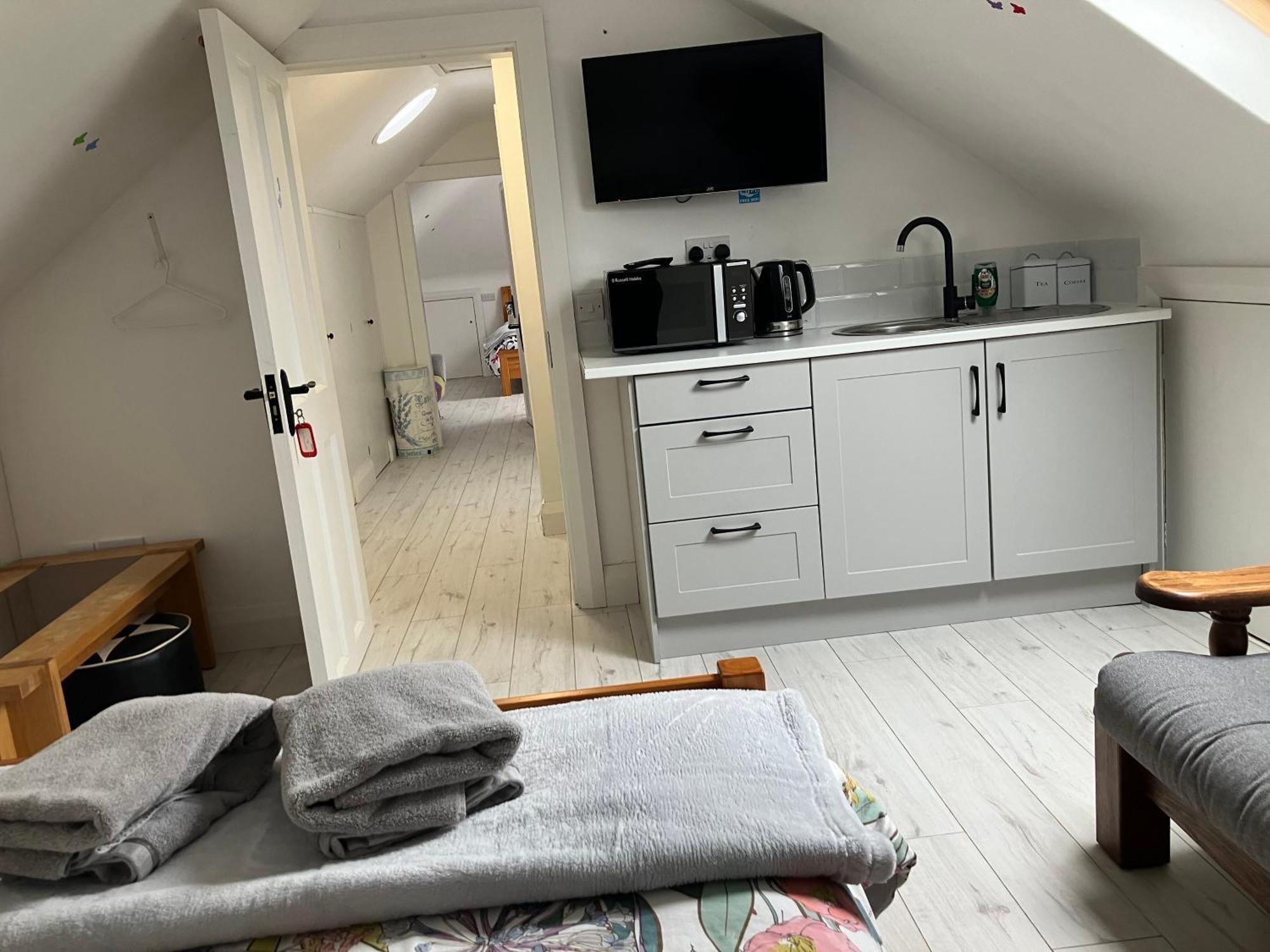 V93c9r0 Stone View Wonderful Spacious Two Bed Attic Private Entrance Private Bathroom With Kitchenette * Killarney