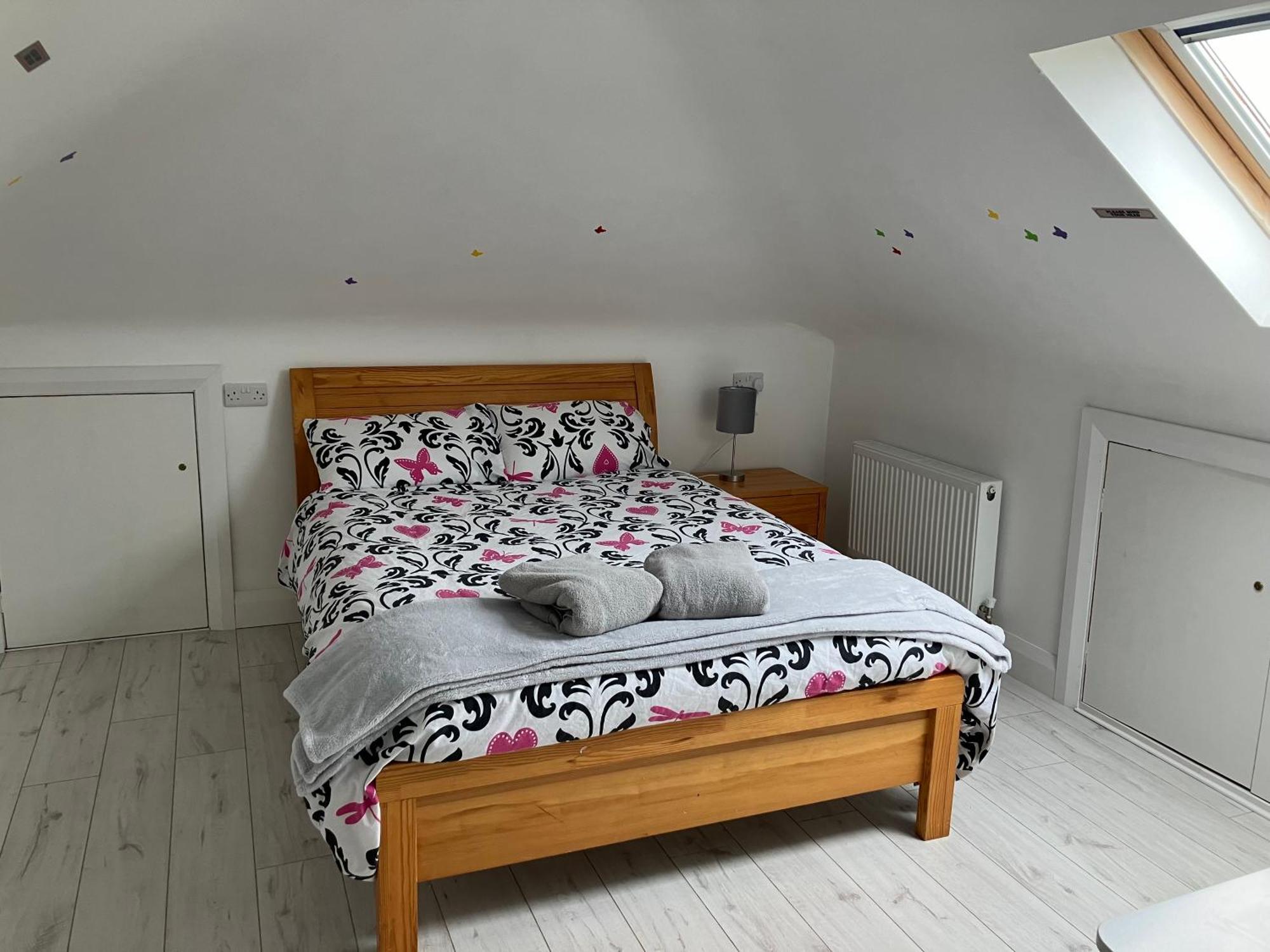 V93c9r0 Stone View Wonderful Spacious Two Bed Attic Private Entrance Private Bathroom With Kitchenette