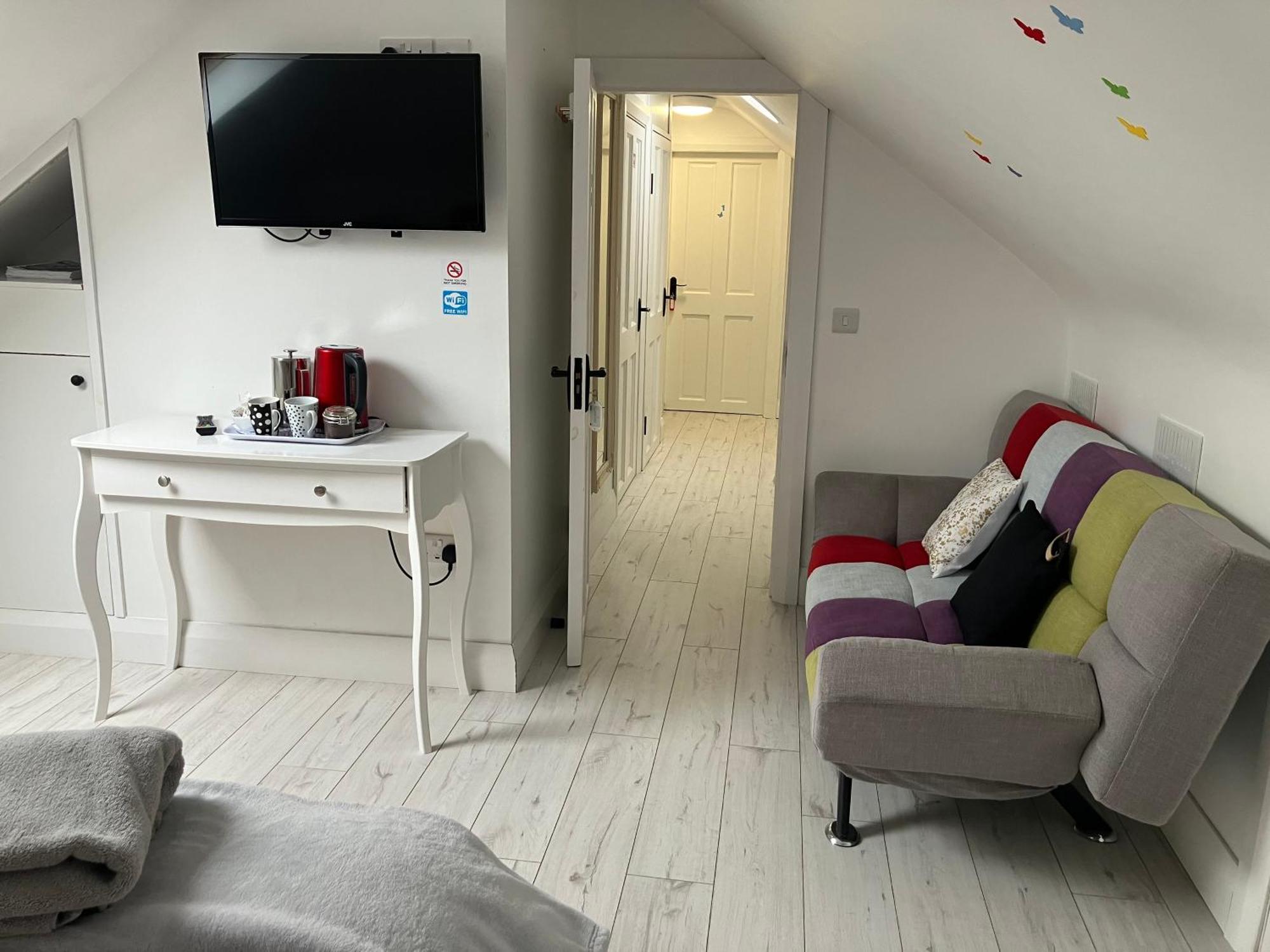 V93c9r0 Stone View Wonderful Spacious Two Bed Attic Private Entrance Private Bathroom With Kitchenette Apartment *