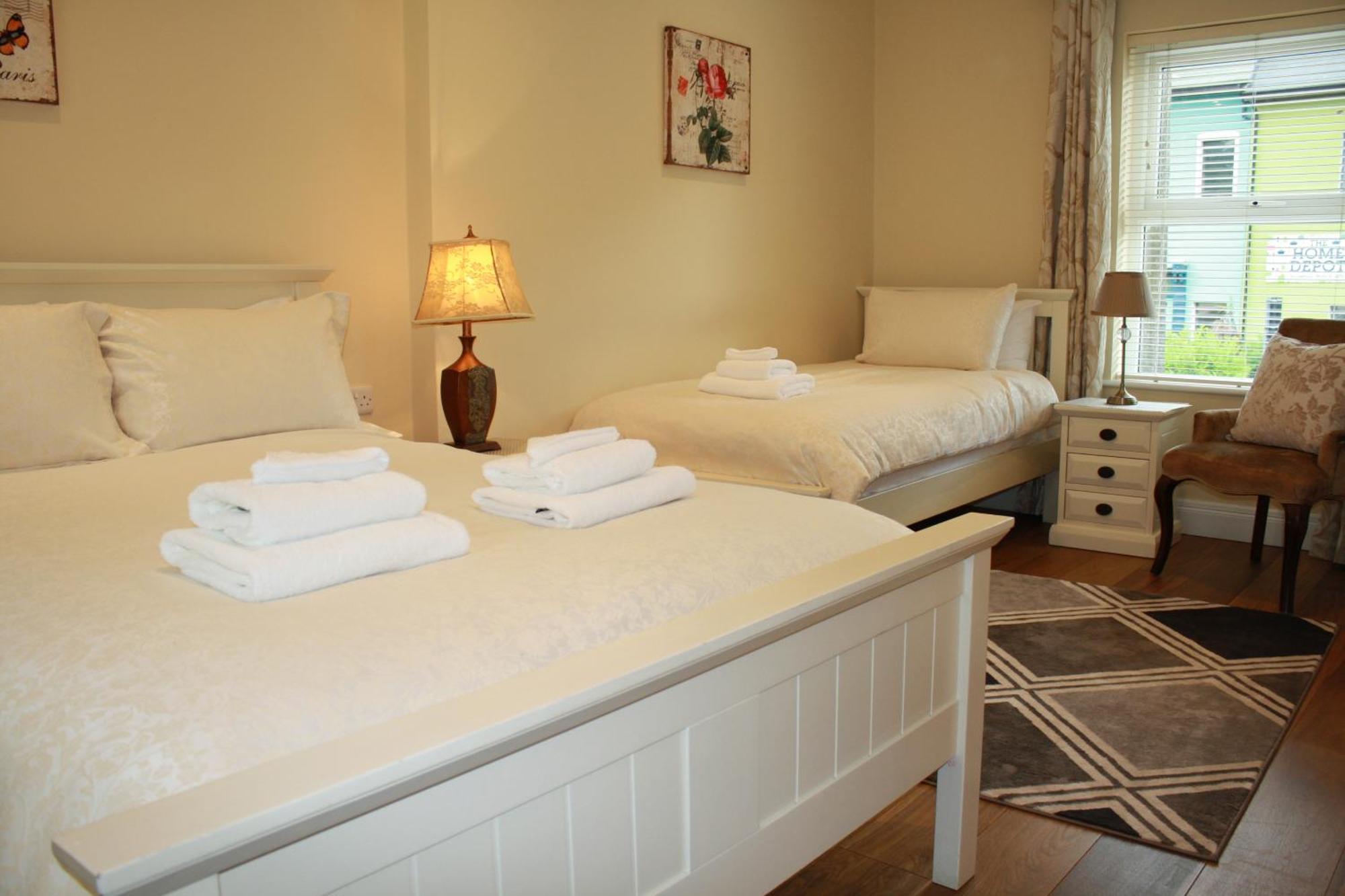 3 Fair Hill House Centrally Located With Parking And Wifi Sleeps 6 *