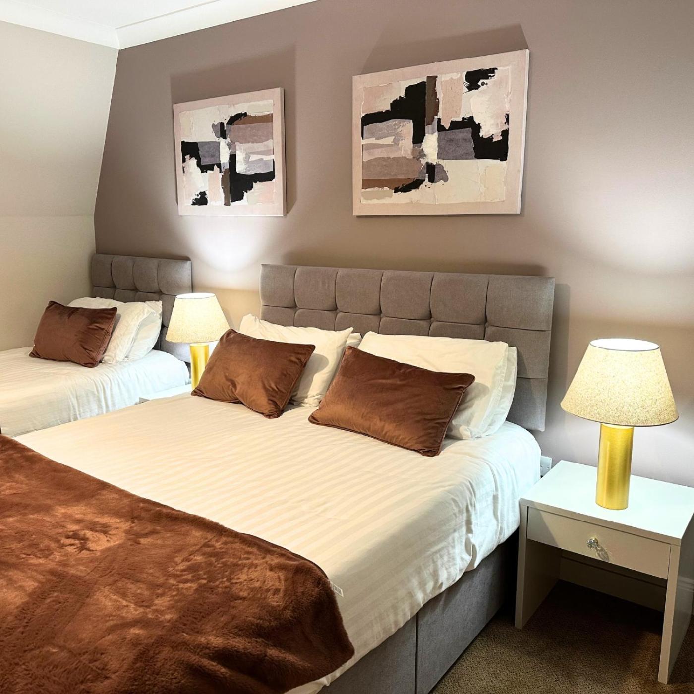 Spacious 2 Bedroom In Apartment *