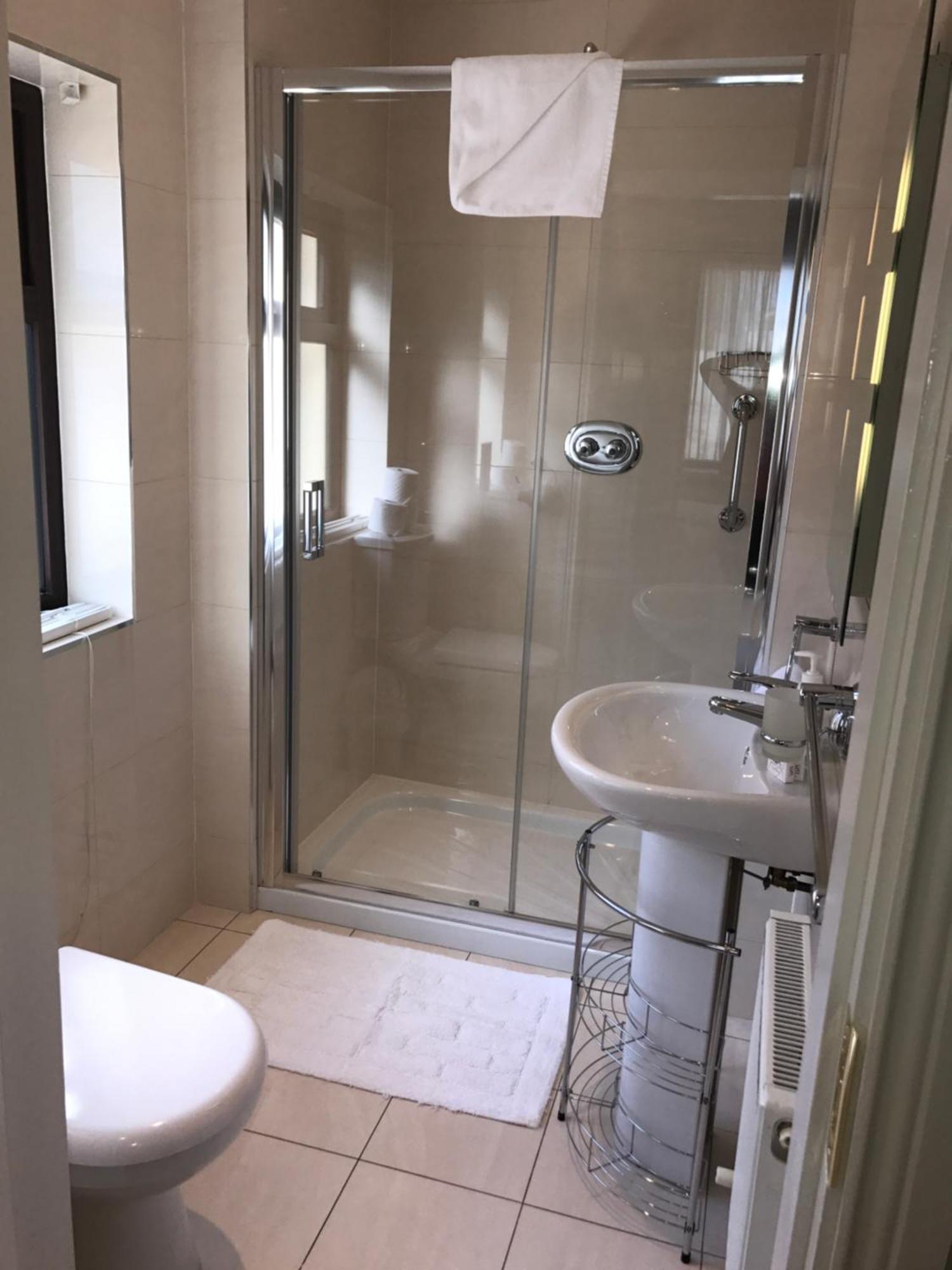 Town Centre Location With Free Private Parking -wifi - Entire With 4 Bedrooms Ensuite - Sleeps 9 Holiday home Killarney