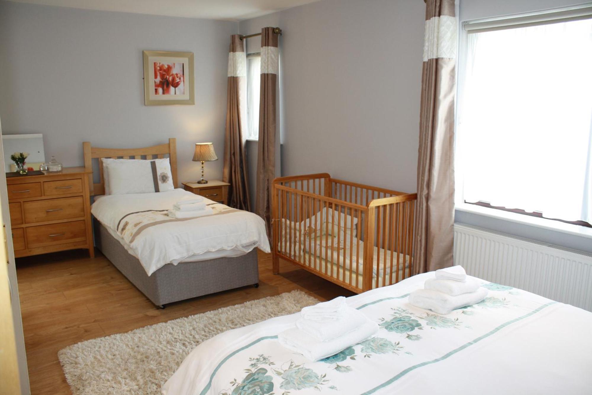 Town Centre Location With Free Private Parking -wifi - Entire With 4 Bedrooms Ensuite - Sleeps 9 Holiday home Killarney