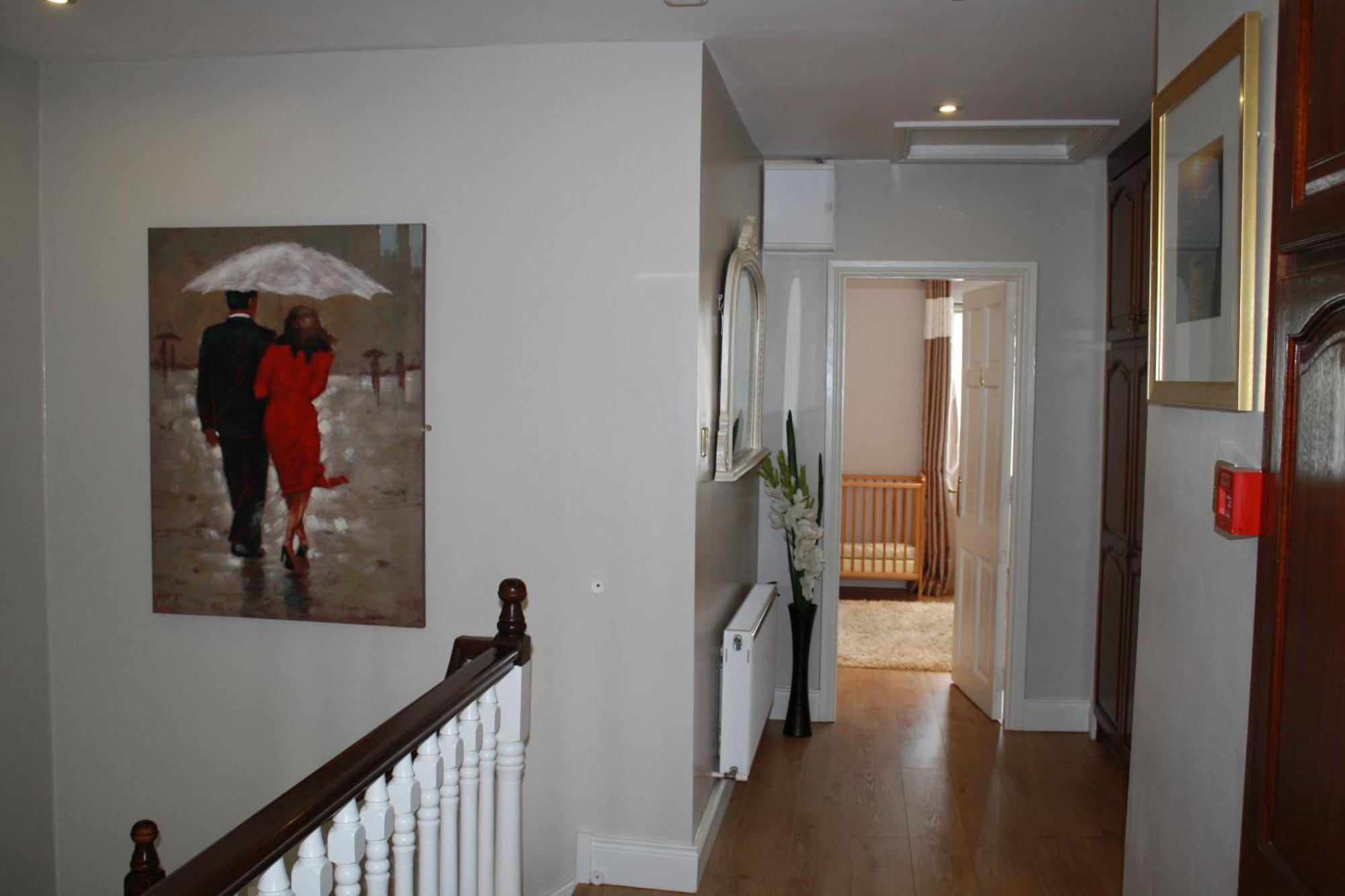Town Centre Location With Free Private Parking -wifi - Entire With 4 Bedrooms Ensuite - Sleeps 9 Killarney