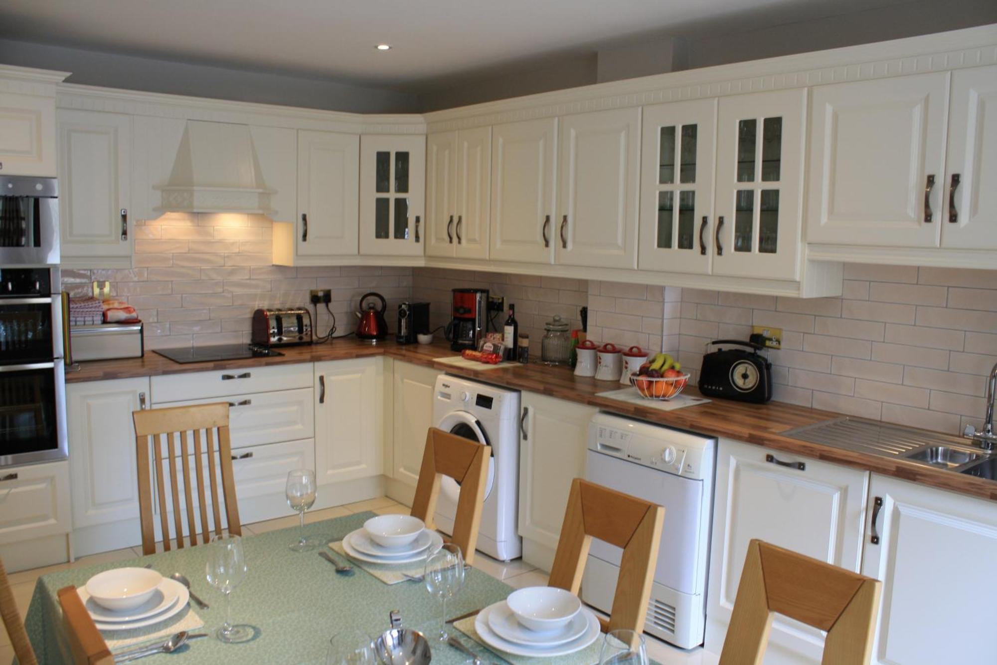 Town Centre Location With Free Private Parking -wifi - Entire With 4 Bedrooms Ensuite - Sleeps 9 Holiday home Killarney