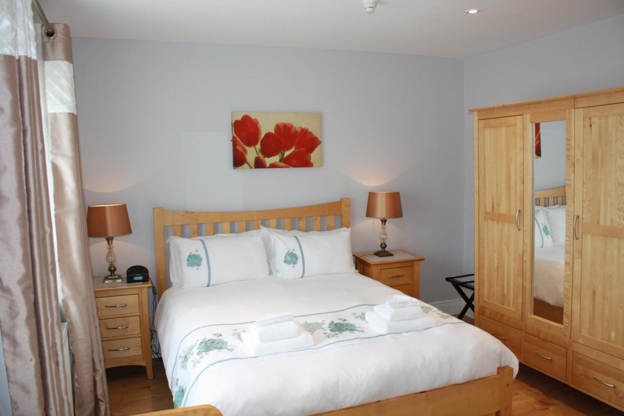 Town Centre Location With Free Private Parking -wifi - Entire With 4 Bedrooms Ensuite - Sleeps 9 * Killarney