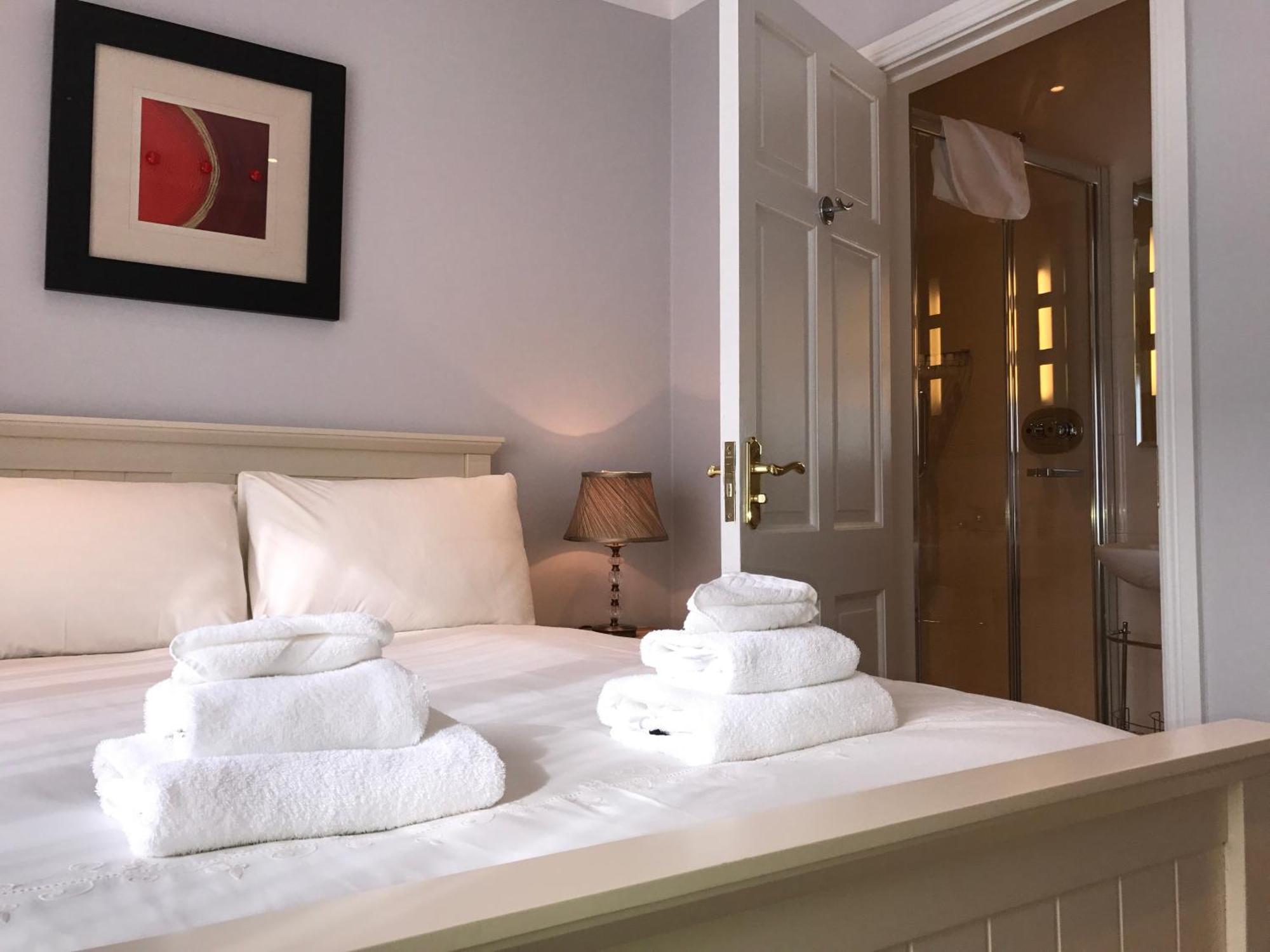 Town Centre Location With Free Private Parking -wifi - Entire With 4 Bedrooms Ensuite - Sleeps 9 Holiday home *