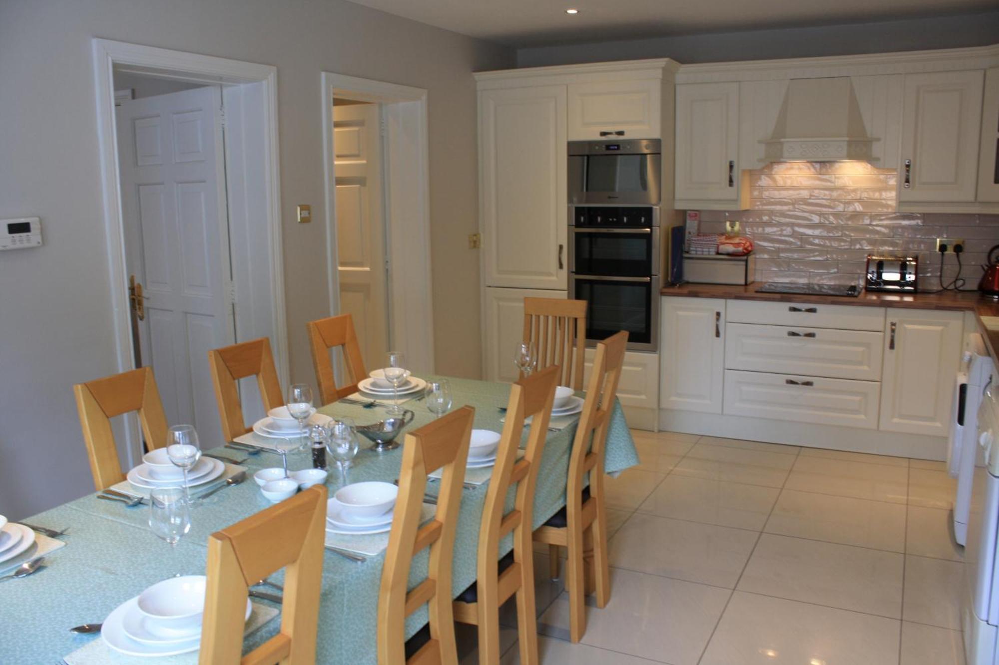Town Centre Location With Free Private Parking -wifi - Entire With 4 Bedrooms Ensuite - Sleeps 9