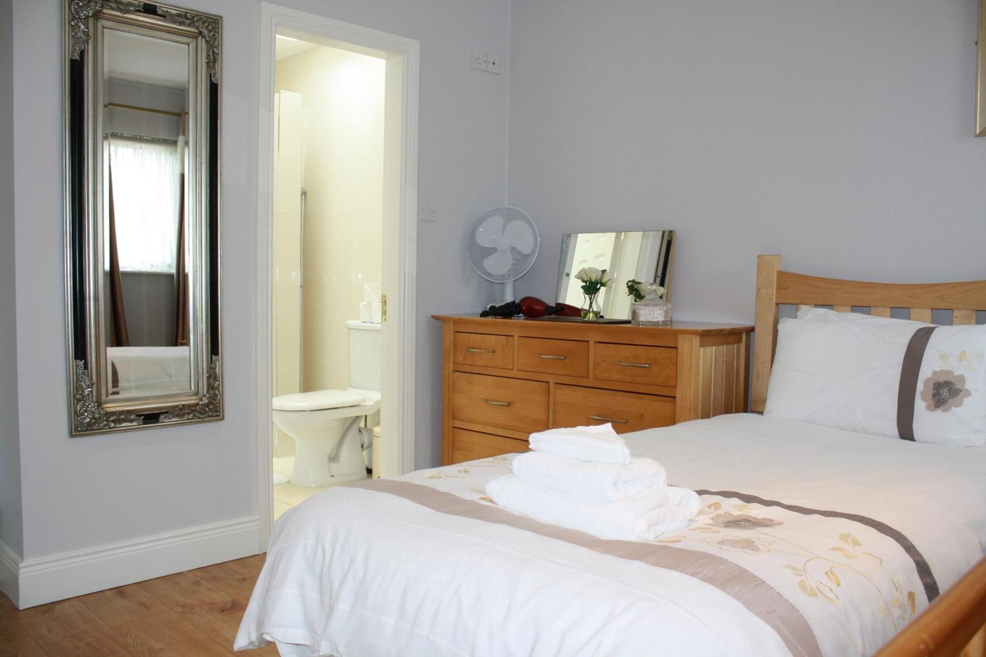 Town Centre Location With Free Private Parking -wifi - Entire With 4 Bedrooms Ensuite - Sleeps 9 Killarney