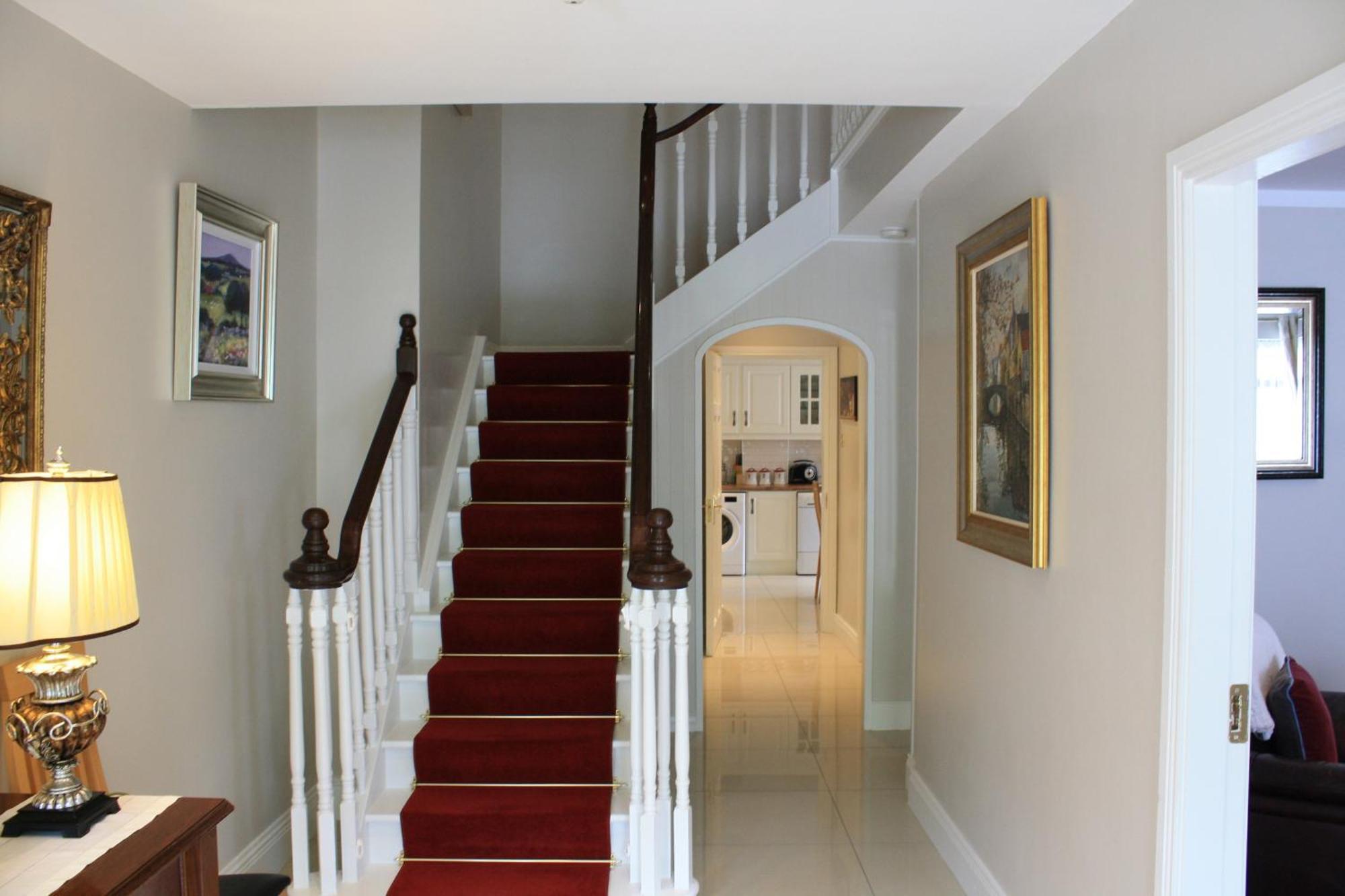 Town Centre Location With Free Private Parking -wifi - Entire With 4 Bedrooms Ensuite - Sleeps 9