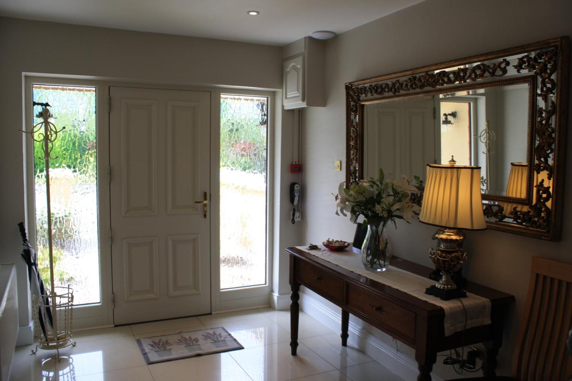 Holiday home Town Centre Location With Free Private Parking -wifi - Entire With 4 Bedrooms Ensuite - Sleeps 9