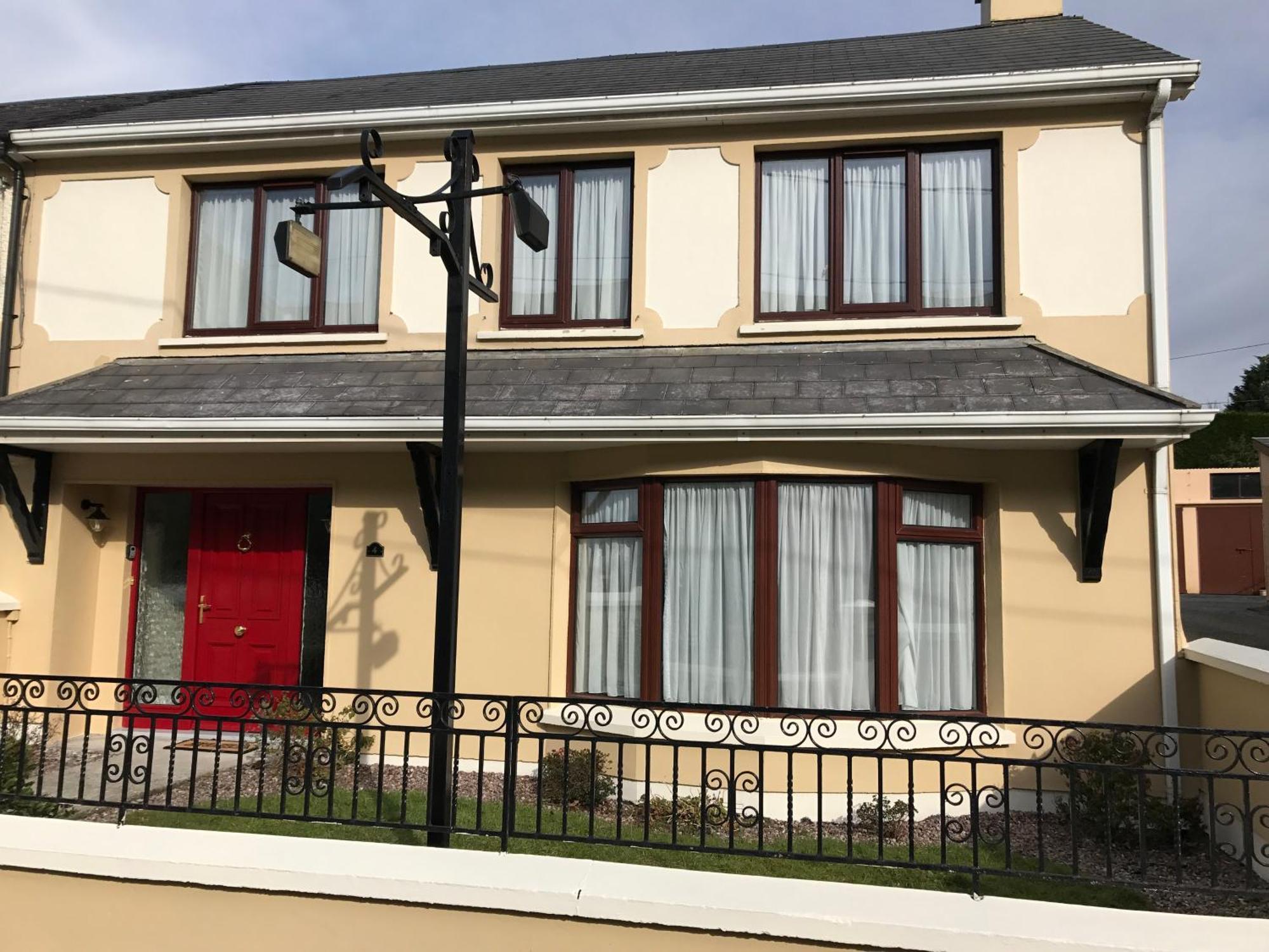 Town Centre Location With Free Private Parking -wifi - Entire With 4 Bedrooms Ensuite - Sleeps 9 *