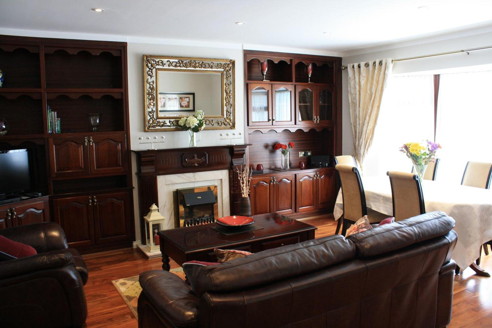 Town Centre Location With Free Private Parking -wifi - Entire With 4 Bedrooms Ensuite - Sleeps 9 Killarney