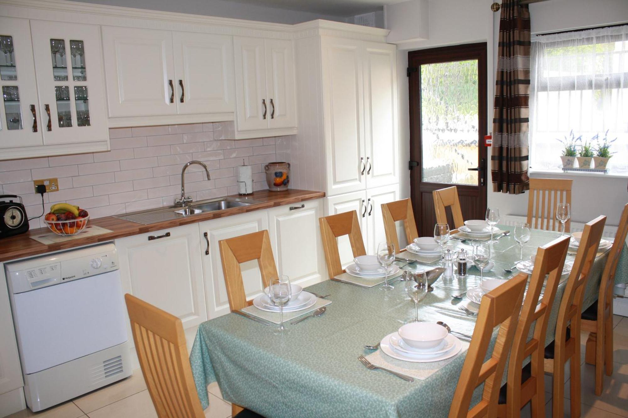 Town Centre Location With Free Private Parking -wifi - Entire With 4 Bedrooms Ensuite - Sleeps 9