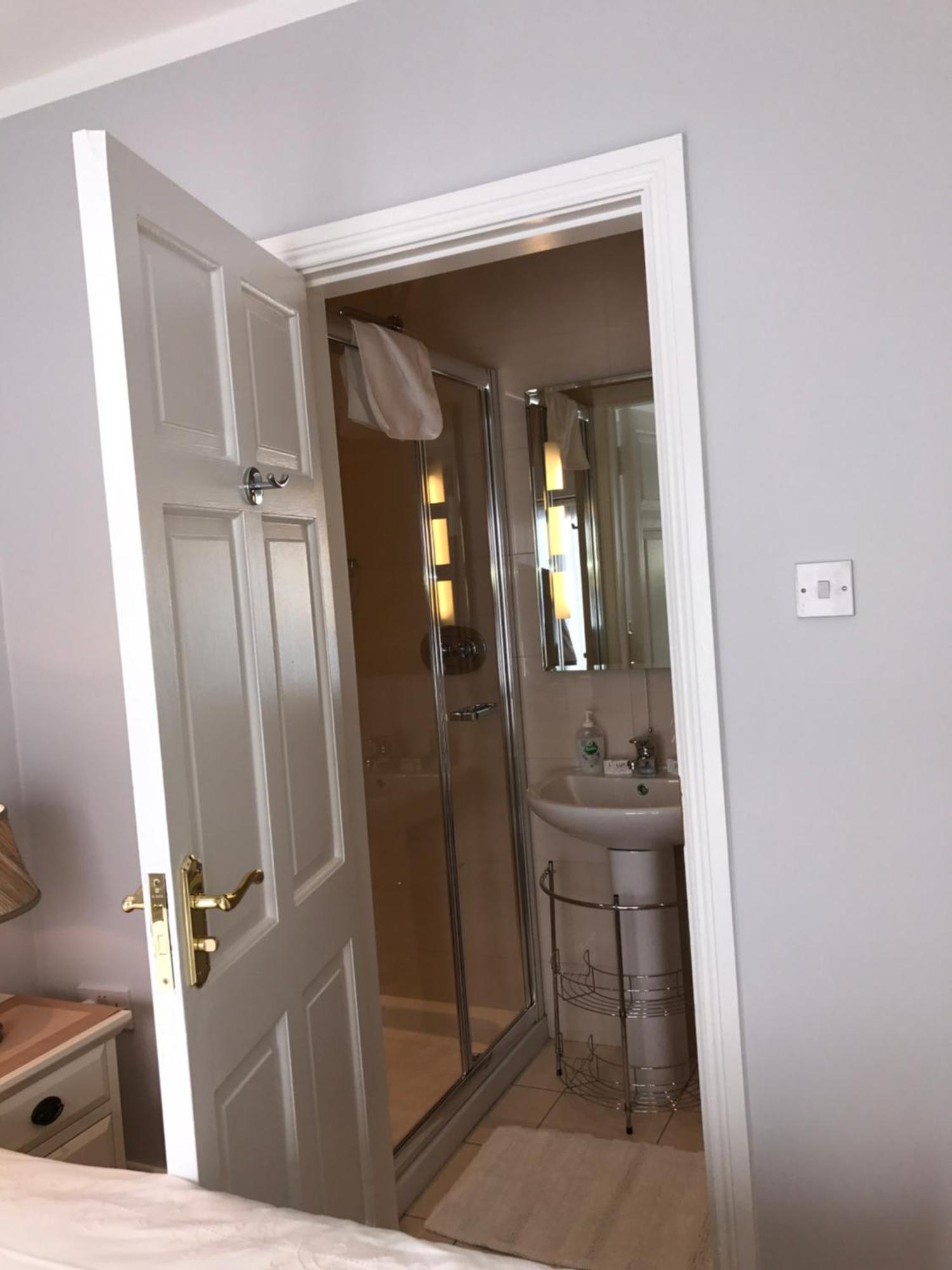 Holiday home Town Centre Location With Free Private Parking -wifi - Entire With 4 Bedrooms Ensuite - Sleeps 9