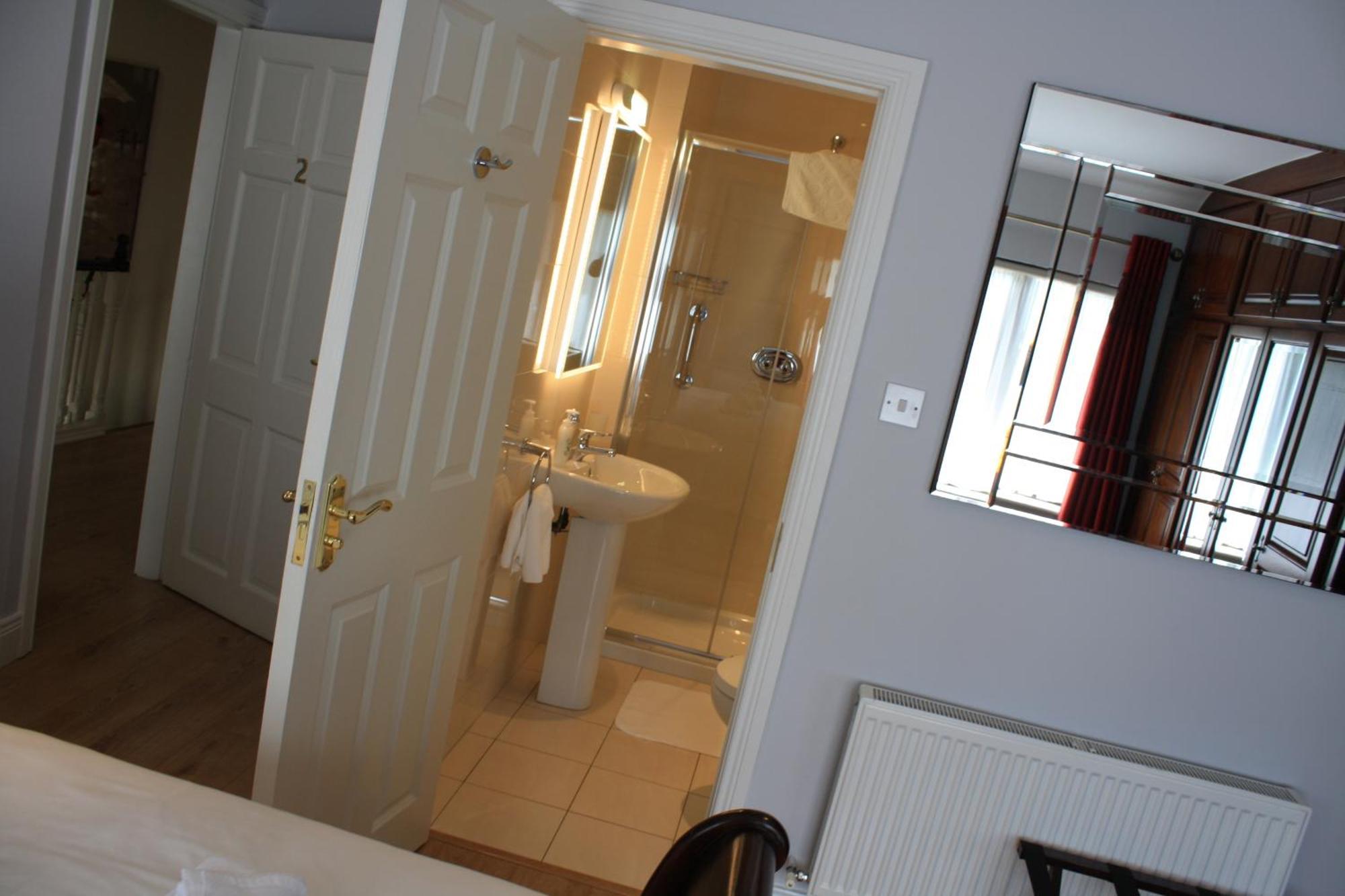 Town Centre Location With Free Private Parking -wifi - Entire With 4 Bedrooms Ensuite - Sleeps 9 *