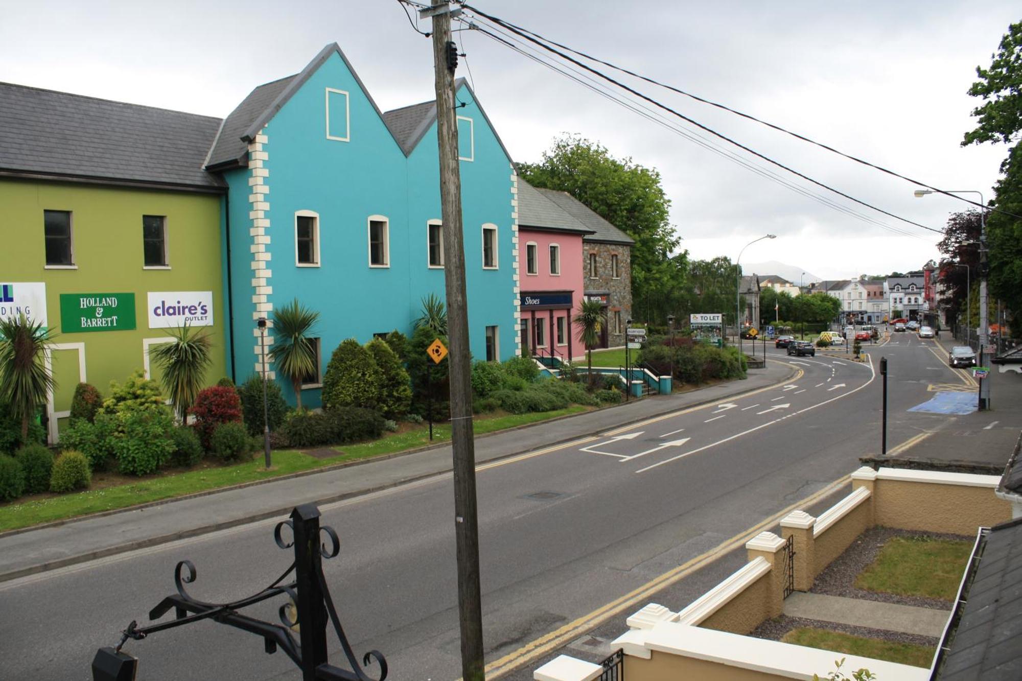 Town Centre Location With Free Private Parking -wifi - Entire With 4 Bedrooms Ensuite - Sleeps 9 Holiday home
